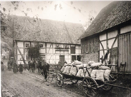 Kartoffelernte am Hof Wilhelm Scherf, Herbst 1910