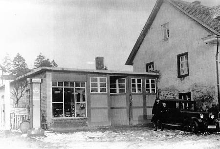 KFZ-Werkstatt und Tankstelle in Vöhl, um 1920