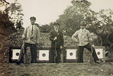 Drei Männer am Schießstand in Thalitter, 1936-1939
