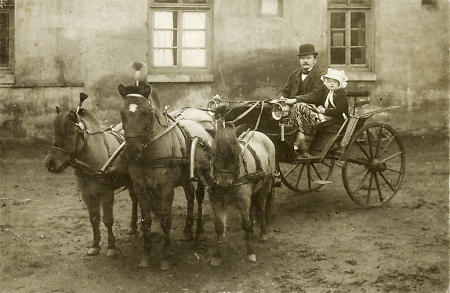 Gastwirt aus Kassel mit kleiner Tochter in der Ponykutsche, um 1907