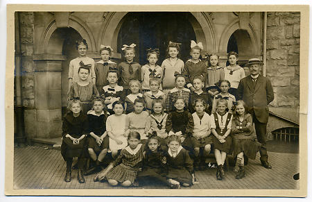 Klasse der Luisenschule in Kassel mit ihrem Lehrer, 1913