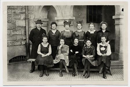 Abschlussklasse der Luisenschule in Kassel, 1921