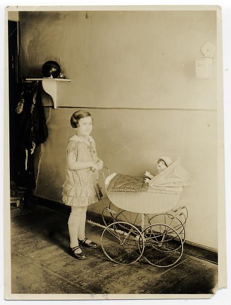 Mädchen (7 Jahre) in Kassel mit Puppenwagen, 1927