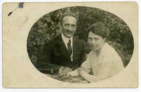 Ehepaar in Kassel nach der Hochzeit, um 1911