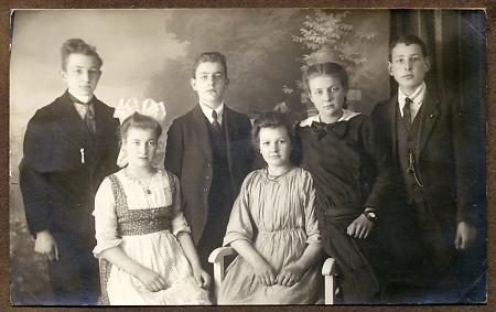 Jugendliche nach ihrer Konfirmation, um 1920-1922