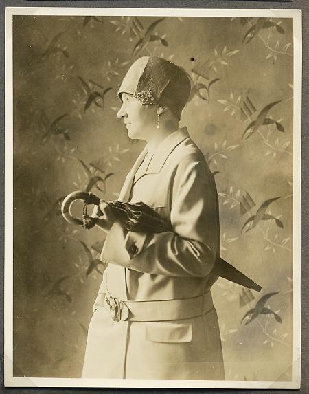 Modisch gekleidete Dame aus Kassel mit Schirm, um 1930