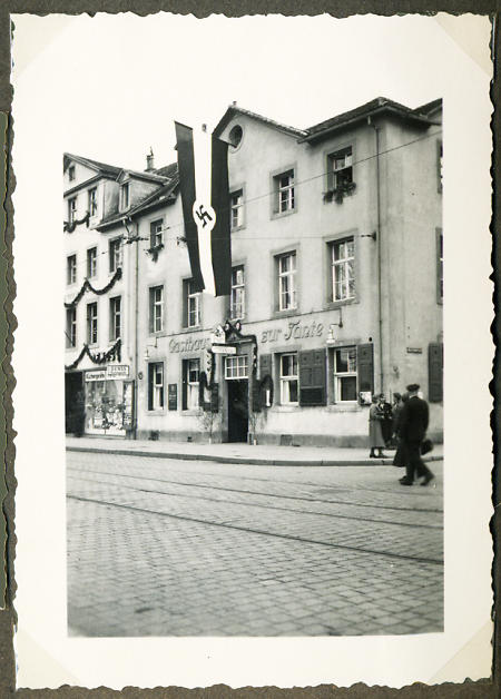 „Gasthaus zur Tante“, Kassel, mit nationalsozialistischem Schmuck, um 1934