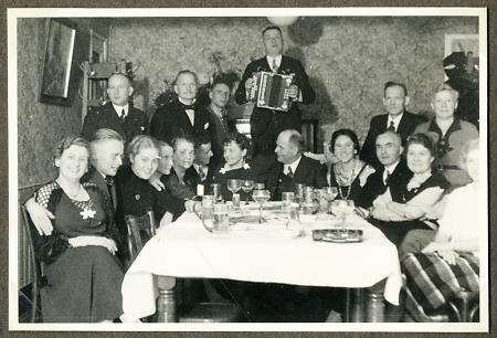 Fröhliche Gesellschaft in Kassel, um 1930