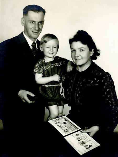 Kasseler Ehepaar mit Kind während des Heimaturlaubs des Vaters, Mai 1942