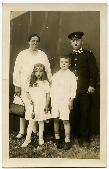Familie mit zwei Kindern aus Büdesheim, um 1920