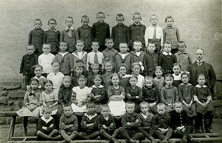 Schulklasse in Büdesheim mit ihrem Lehrer, um 1925