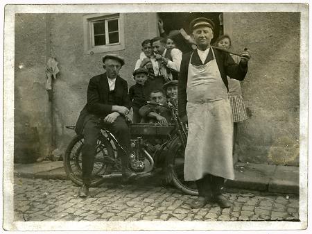 Handwerker, Jugendliche und ein Motorrad in Büdesheim, um 1925