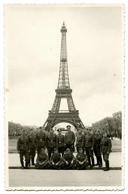 Deutsche Soldaten vor dem Eiffelturm, Sommer 1941