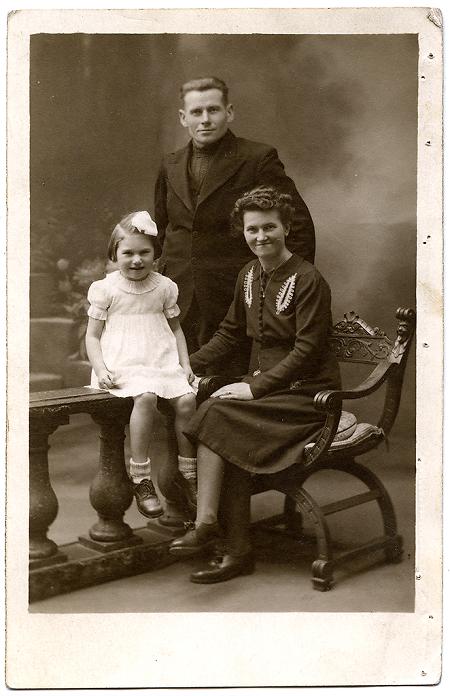 Junge Familie aus Büdesheim auf einer Postkarte, um 1940