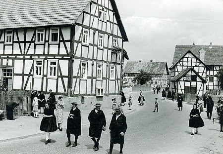 Nach dem Kirchgang in Schrecksbach, um 1940