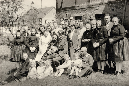 Hochzeitsgesellschaft in Schrecksbach während des Zweiten Weltkriegs, undatiert