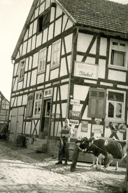 Szene vor einer Drogerie in Schrecksbach, 1950-1954