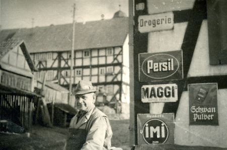 Landwirt aus Schrecksbach vor einer Drogerie, 1950-1954