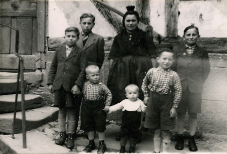 Schrecksbacher Mutter mit ihren sechs Söhnen, 1939-1945