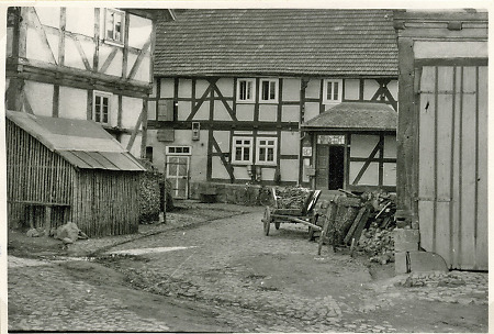 Ansicht eines Hofes in Schrecksbach, frühe 1950er Jahre