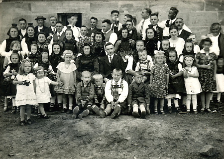 Hochzeitsgesellschaft in Schrecksbach, 1935-1939