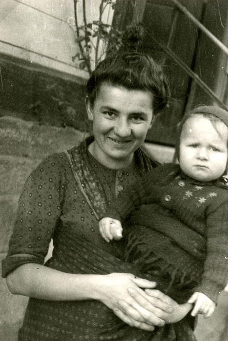 Junge Mutter aus Schrecksbach mit ihrem Kleinkind auf dem Arm, 1950er Jahre