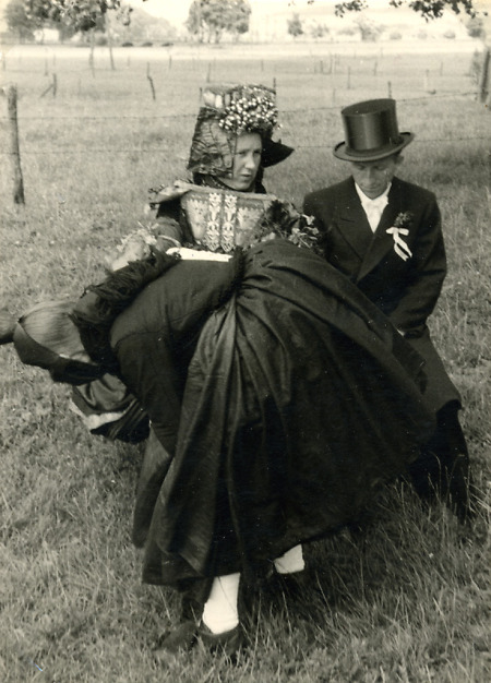 Brautpaar auf einer Wiese, 1930er Jahre