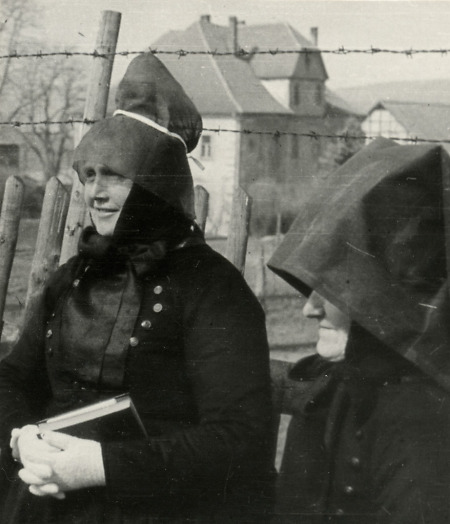 Kirchgängerinnen aus Schrecksbach, um 1935
