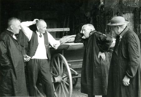 Männer aus Schrecksbach im Gespräch, um 1938