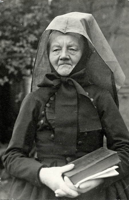Ältere Frau in Kirchgängerinnentracht aus Schrecksbach, späte 1930er Jahre