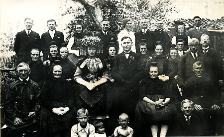 Hochzeitsgesellschaft in Schrecksbach, um 1938