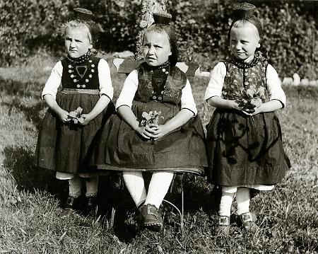 Drei Mädchen aus Holzburg, 1925-1930