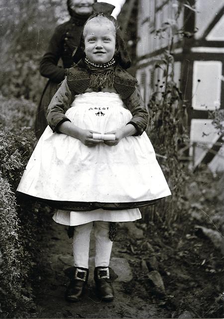 Mädchen aus Holzburg im Pfarrgarten, 1937