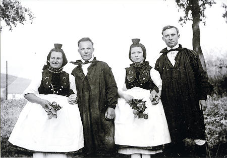 Zwei junge Paare aus Holzburg (?), um 1930