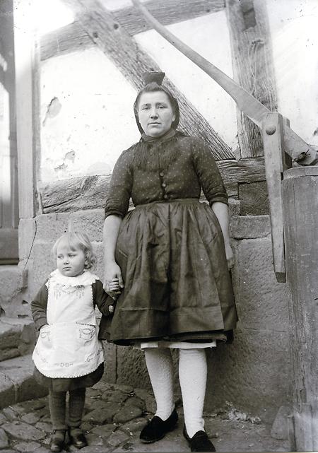 Frau mit Tochter in Schrecksbach, um 1934