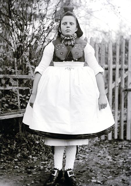 Junge Frau aus Holzburg in Schwälmer Tracht, um 1930