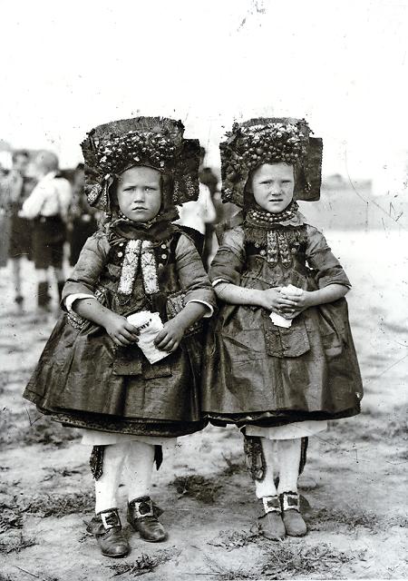 Zwei rot-geschappelte Mädchen aus Schrecksbach bei einem Dorffest, um 1930