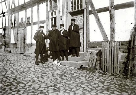 Vier Männer aus Obergrenzebach auf einem Hof, um 1930