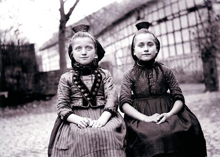 Zwei Mädchen auf dem Pfarrhof in Holzburg, um 1937