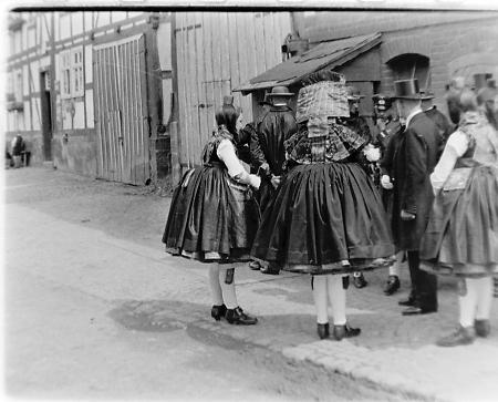 Mädchen in Tracht mit feinen Herren, 1933-1945