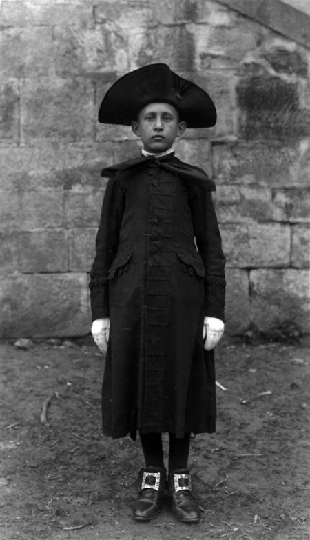 Porträt eines Jungen in Tracht, 1920-1929 (?)
