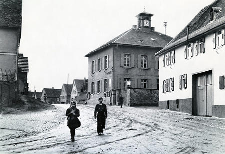 Zwei Kinder auf der Hauptstraße in Büdesheim, 1950-1959