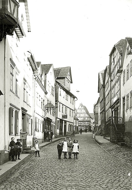 Blick in die obere Neustädter Straße in Frankenberg, um 1910