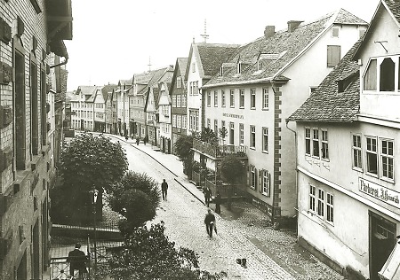 Blick in die untere Neustädter Straße in Frankenberg, um 1905