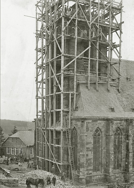 Turmbau der Liebfrauenkirche in Frankenberg, 1897