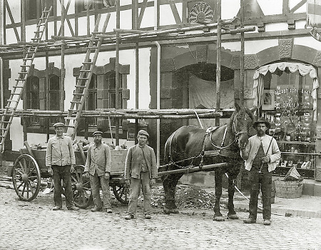 Arbeiter vor einem Neu- und Anbau in der Ritterstraße in Frankenberg, 1914
