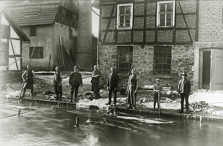 Arbeiter der Frankenberger Lederfabrik beim Waschen von Fellen im Walkegraben, 1912