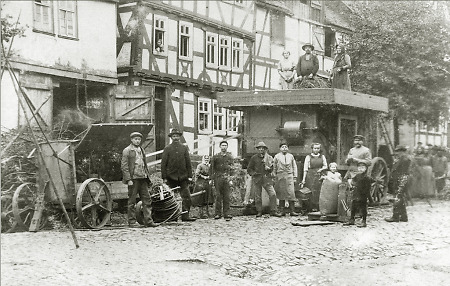Dreschen auf dem Obermarkt in Frankenberg, 1920er Jahre