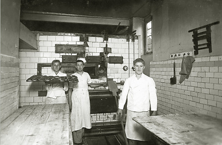 Blick in die Backstube einer Frankenberger Bäckerei, um 1935