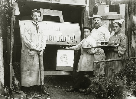 Schildermaler in Frankenberg bei der Arbeit, um 1930